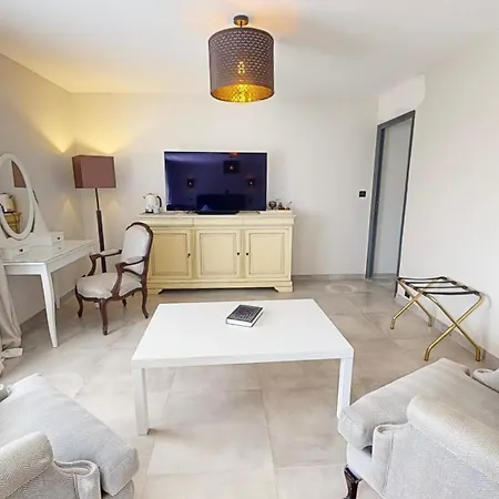 Aux Calanques De Figuerolle Λα Σιοτά